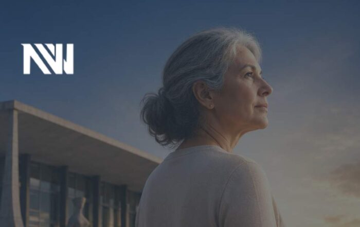 O debate sobre as exigências contributivas no Regime Geral de Previdência Social (RGPS) ganhou contornos definitivos com a decisão do Supremo Tribunal Federal de reconhecer a repercussão geral no Recurso Extraordinário (RE) 1.544.748, cadastrado como Tema 1.467. Sob a relatoria do Ministro Presidente Edson Fachin, a Suprema Corte definirá se o recolhimento de contribuição previdenciária em valor inferior ao mínimo mensal exigido é suficiente para preservar a qualidade de segurado do trabalhador, mesmo sem a complementação do pagamento.